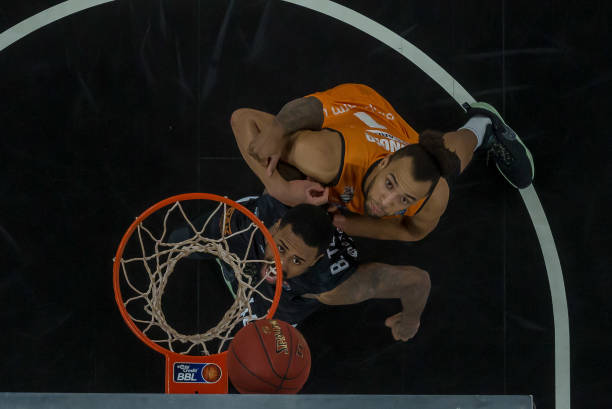 而且在防守 而且在防守