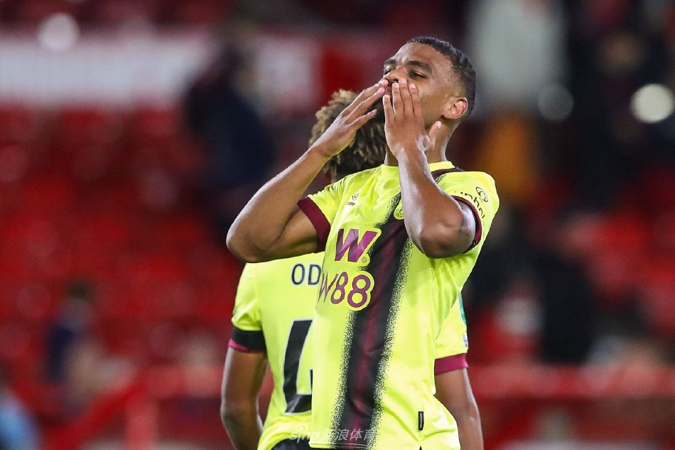 球迷们通过 球迷们通过