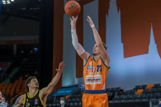 激烈的后防 激烈的后防